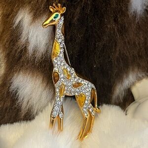 Giraffe brooch vintage